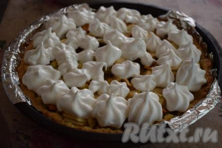 Наш пирог подготовлен к дальнейшему запеканию. Отправляем его в духовку ещё на 12 минут.