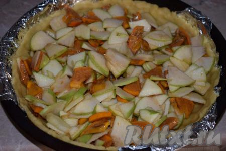 Выкладываем нашу фруктовую начинку на тесто, равномерно распределяя её по всей поверхности пирога.