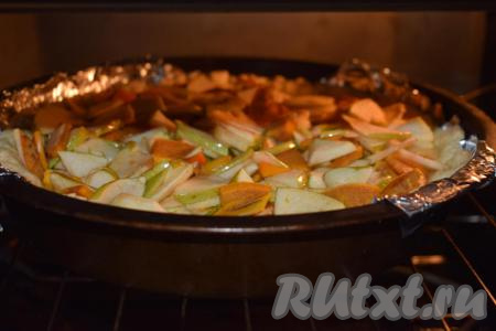 Отправляем наш пирог с хурмой и яблоками в разогретую духовку и выпекаем&nbsp;при температуре 180 градусов 35-40&nbsp;минут.