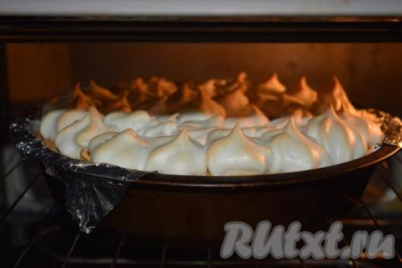 Следим за пирогом, и как только наш белковый крем начнёт становиться красивого кремового цвета, достаём выпечку из духовки.