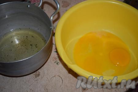 Приготовим тесто для нашего пирога, для этого сначала аккуратно разделяем яйца на белки и желтки. Белки пойдут в крем, а желтки - в тесто.