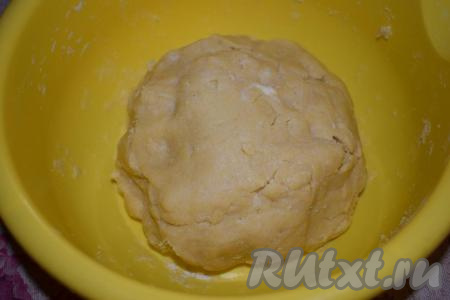 По консистенции тесто получается лёгким, но плотным, оно совершенно не липнет к рукам и очень хорошо держит форму. Далее накрываем тесто плёнкой и отправляем его в холодильник на время, пока мы будем готовить начинку (примерно, на 15-20 минут).