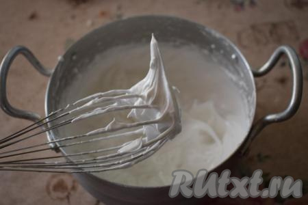 Затем порциями всыпаем в миску с белками сахарную пудру и продолжаем взбивать белки до плотной, блестящей массы. Белки должны получиться очень плотными,&nbsp;не стекать, а крепко держаться на венчике. Наш белковый крем готов. Перекладываем его в кулинарный мешочек с насадкой.