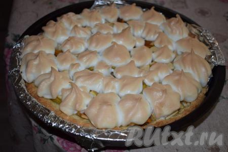 Готовый пирог охлаждаем и аккуратно извлекаем из формы,&nbsp;убираем фольгу (или пергамент) и перекладываем на блюдо для подачи.