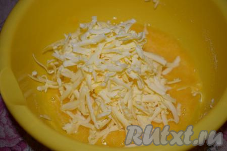 Далее охлаждённое сливочное масло натрём на крупной тёрке и добавим к желтково-сахарной смеси.