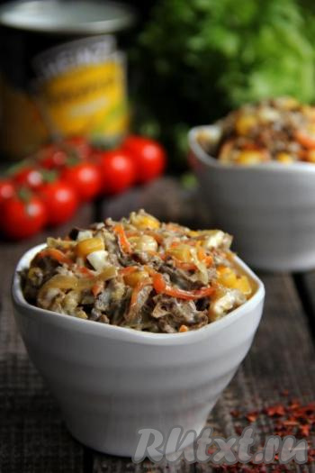 Очень вкусный, нежный и достаточно сытный салат, приготовленный из свиной печени с морковью и луком, подать к столу. Уверена, этот аппетитный салатик понравится многим!