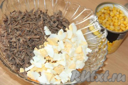 Яйца предварительно отварить вкрутую (варить минут 8-10 с начала кипения воды), остудить, почистить, мелко нарезать и выложить в салат из варёной свиной печени, морковки и лука.