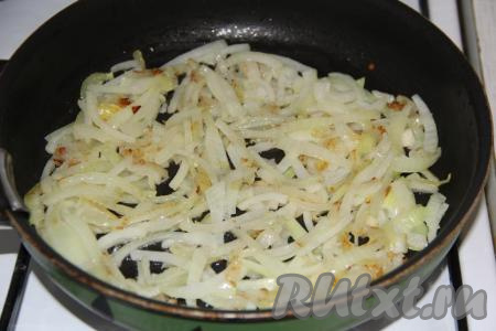 Обжарить лук на среднем огне, помешивая, в течение 5 минут (до золотистого цвета).