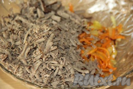 Соединить натёртую печень и обжаренные овощи в салатнике.