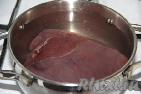 Заранее отварить свиную печень (я выложила кусок печени в кастрюлю, залила холодной водой, поставила на огонь и отварила в течение 10 минут с момента закипания воды).