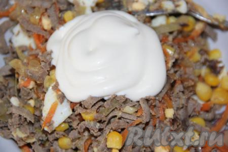 Кукурузу без жидкости тоже добавить в печёночный салат, посолить по вкусу и очень хорошо перемешать. Заправить майонезом и снова перемешать.