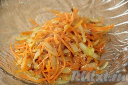 Обжарить овощи, помешивая, до мягкости морковки (на это потребуется минут 7). Снять сковороду с огня, дать луку с морковкой остыть и переложить в салатник.