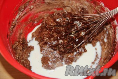 Влить молоко.