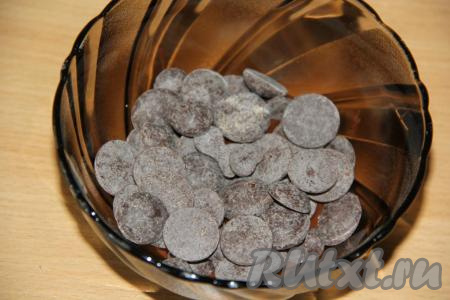 Достать заранее сливочное масло из холодильника, чтобы оно полежало при комнатной температуре и стало достаточно мягким. Поломать на кусочки молочный или горький шоколад (я использовала шоколадные капли), а затем растопить на водяной бане.