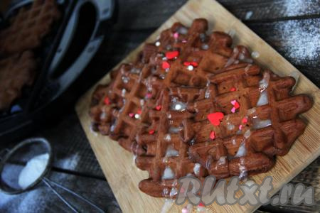 Достать вафли из вафельницы и выложить на тарелку. А из оставшегося теста приготовить постепенно все вафельки. В меру сладкие, очень вкусные, нежные шоколадные вафли подать к столу, полив сиропом или сгущённым молоком.