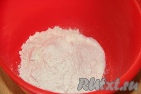В отдельной миске соединить муку, соль, сахар и разрыхлитель, слегка перемешать.