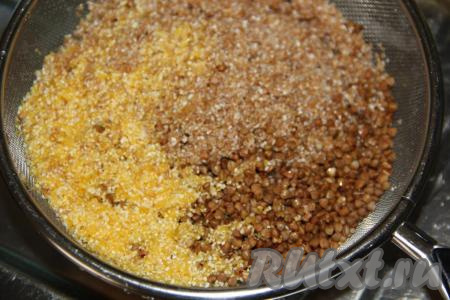 Смесь круп выложить в сито и очень хорошо промыть под проточной водой.