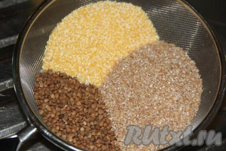 Если необходимо, гречку предварительно перебрать. Взвесить по 50 грамм гречневой, пшеничной и кукурузной крупы (всего для приготовления молочной каши потребуется 150 грамм крупы).