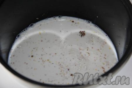Добавить соль и сахар, влить молоко. Закрыть крышку мультиварки и включить режим "Молочная каша" на 30 минут.&nbsp;