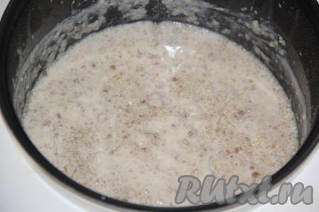 После сигнала открыть крышку мультиварки, добавить сливочное масло и перемешать.