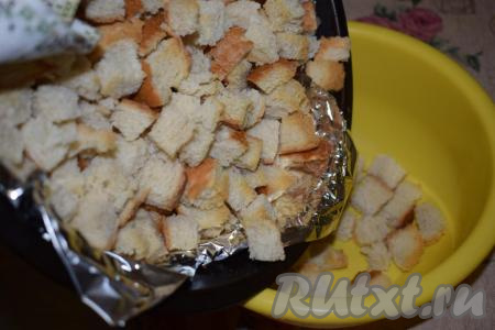 По прошествии времени достаём сухарики из духовки. Пересыпаем их в отдельную миску, чтобы сухарики немного остыли и их стало возможно перемешивать.