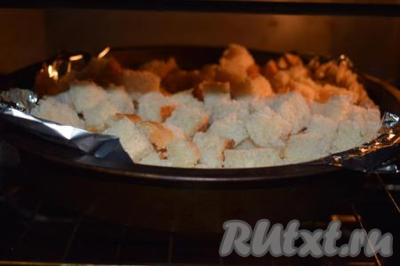 Отправляем форму в разогретую&nbsp; духовку и запекаем наши сухарики в течение 20 минут при температуре 160 градусов.