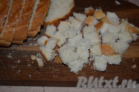 Затем ломтики нарезаем на кубики (или полосочки).