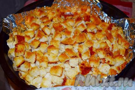 Достаём сухарики из духовки и перекладываем их в пиалу.