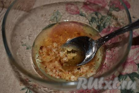 Пока наши сухарики сушатся в духовке, приготовим ароматное чесночное масло. Для этого в пиалу наливаем растительное масло, добавляем соль, специи и выдавливаем очищенный чеснок, через чеснокодавилку. Перемешиваем все ингредиенты между собой до растворения соли.&nbsp;Наше ароматное масло готово.