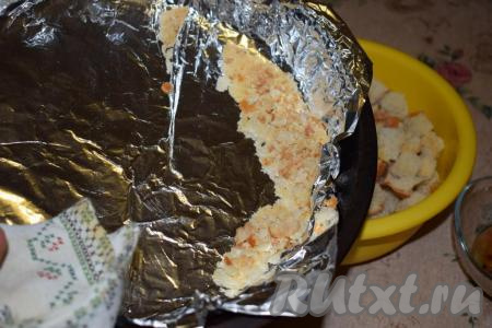 Стараемся удалить все крошки, оставшиеся в форме. В дальнейшем мы продолжим подсушивать сухарики уже с ароматным маслом, а крошки, если их не удалить, могут начать пригорать.