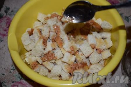 Добавляем наше чесночное масло в миску и начинаем перемешивать сухарики, равномерно покрывая их маслом. Я перемешиваю сухарики с маслом руками - так больше чувствуешь, где масло есть, а где оно отсутствует.