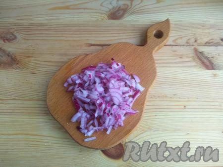 Лук очистить от шелухи, измельчить.