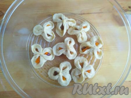 Готовить манты нужно на пару (я готовила в пароварке, но можно приготовить и в мультиварке или мантоварке). Выложить манты с тыквой в пароварку. На тарелку для сбора жидкости в пароварке выложить лавровый лист, душистый перец и можжевельник. Закрыть крышку пароварки и готовить манты 25-30 минут.