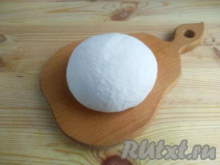 Тесто скатать в колобок, завернуть в пищевой пакет, оставить на 30 минут для активизации мучной клейковины при комнатной температуре.