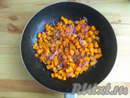 На сковороду выложить тыкву и лук, влить растительное масло. Прогреть овощи в течение 2-3 минут на среднем огне, помешивая, добавить соль, чёрный молотый перец и специи (я добавила зиру и шалфей), перемешать начинку, снять с огня и охладить.