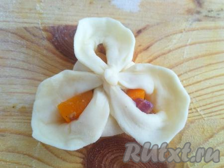 Расправить лепестки. Получается цветочек с тремя лепестками, как на фото. Аналогично вылепить остальные изделия. Из указанного количества ингредиентов получается 14-15 мантов с тыквой.