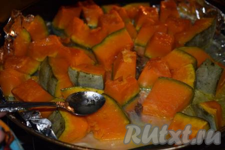 В процессе запекания несколько раз поливаем тыкву образовавшимся во время запекания сливочно-сахарным сиропом.