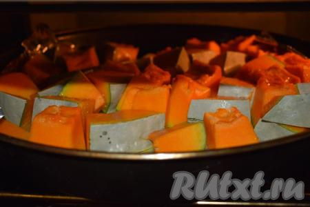 Форму с тыквой, посыпанной сахаром, и кусочками сливочного масла отправляем в разогретую духовку и запекаем при температуре 200&nbsp;градусов, примерно, 20 минут.