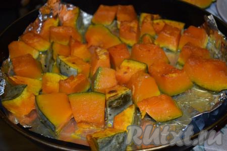 Готовность тыквы проверяем, пробуя кусочек на вкус (тыква должна стать мягкой и&nbsp;пюреобразной). Время запекания зависит от сорта тыквы, величины нарезанных кусочков и конечно же от вашей духовки, поэтому следим за тыквой во время запекания.