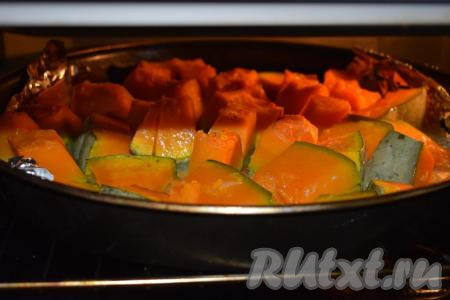 Далее достаём форму, переворачиваем кусочки тыквы на другую сторону и снова отправляем в духовку. Продолжаем запекать тыкву ещё 15-20 минут