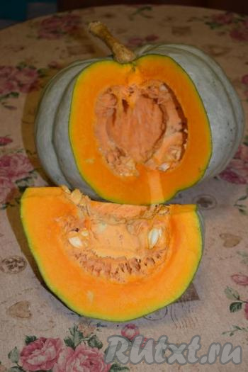 Тыкву вымоем и отрежем от неё кусок нужного размера, семена удаляем.