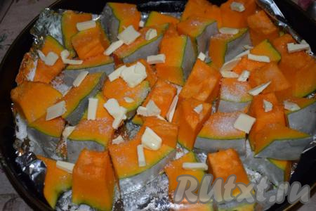 Посыпаем тыкву сахаром и раскладываем поверх кусочков нарезанное на кубики&nbsp;сливочное масло. Наливаем на дно формы воду. Количество воды может отличаться от указанного в рецепте (количество воды зависит от размера выбранной вами формы, вода должна еле-еле покрывать дно формы). Вода нужна для того, чтобы тыква пропарилась, но не варилась в ней.