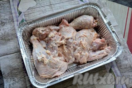 К кусочкам курицы добавить 3 столовые ложки сметаны, нарезанный кусочками чеснок, хорошенько перемешать. Выложить курицу в небольшую форму, смазанную растительным маслом, влить, примерно, 20 мл воды.