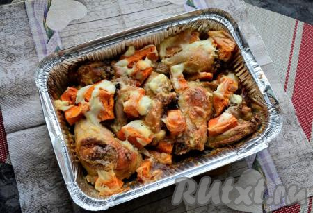 Запекать кусочки курицы с тыквой в разогретой духовке минут 45-55 при температуре 180 градусов.