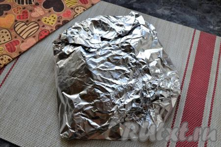 Завернуть цыплёнка в фольгу, края которой поднять кверху.