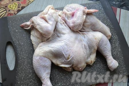 Цыплёнка разрезать по грудке, вымыть и распластать, чуть отбить молоточком, обсушить бумажными полотенцами.