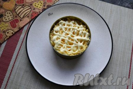 Этот слой щедро смазать майонезом.