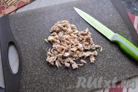 Предварительно отварить курицу в подсоленной воде в течение 20-25 минут с начала закипания воды, дать мясу остыть. Отварить куриное яйцо до готовности (в течение минут 10 с момента закипания воды), а после остывания очистить. Куриное мясо мелко нарезать.