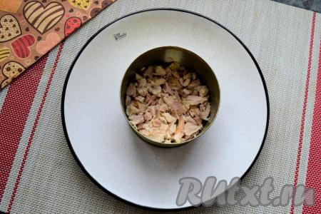 Я салат выкладывала порционно с помощью кулинарного кольца. Первым слоем выложить куриное мясо.