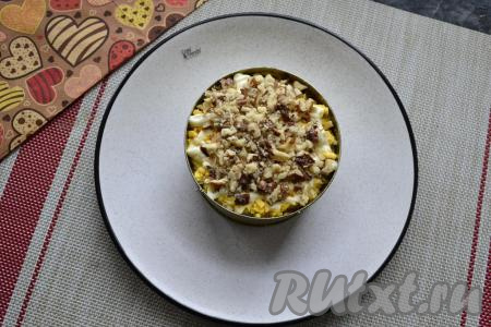 Последним слоем выложить измельчённые грецкие орехи.